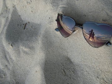 爱情美图 唯美温馨 海滩 太阳眼镜