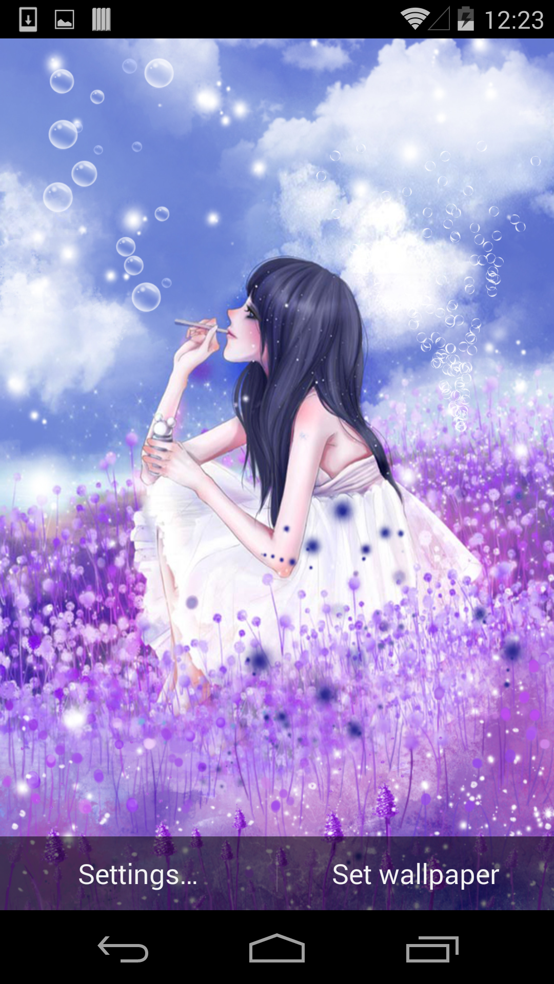 一片片紫色绝美的薰衣草花海中,一个穿着白色长裙的少女,在花丛中悠闲